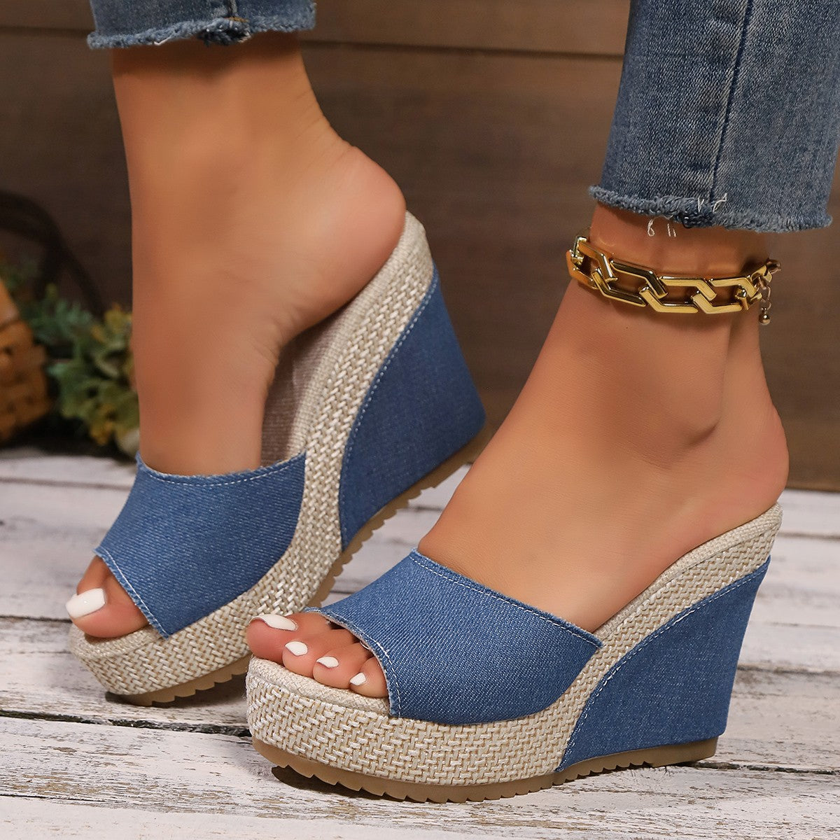Women's raffia wedge slides