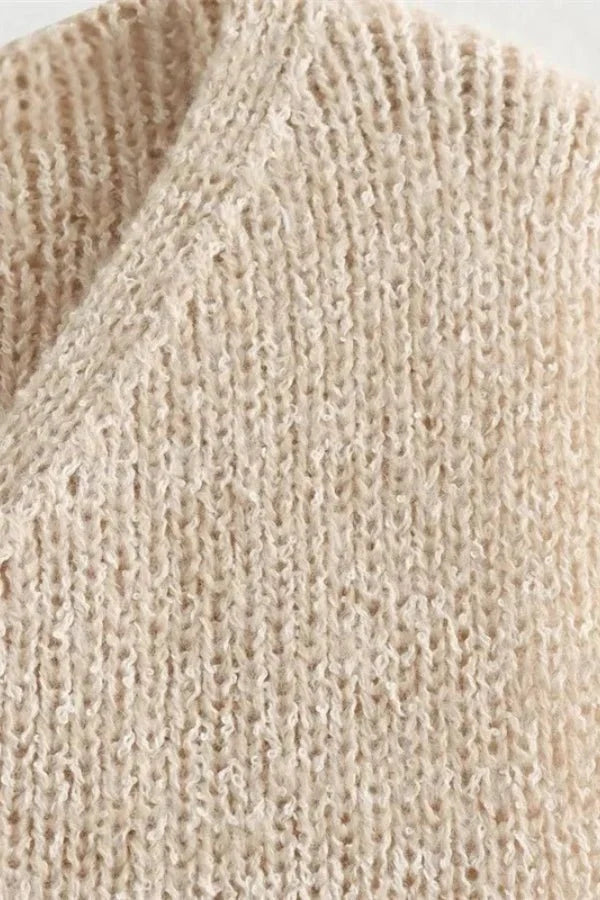 Woman's V neck single-breasted knitted sweater vest