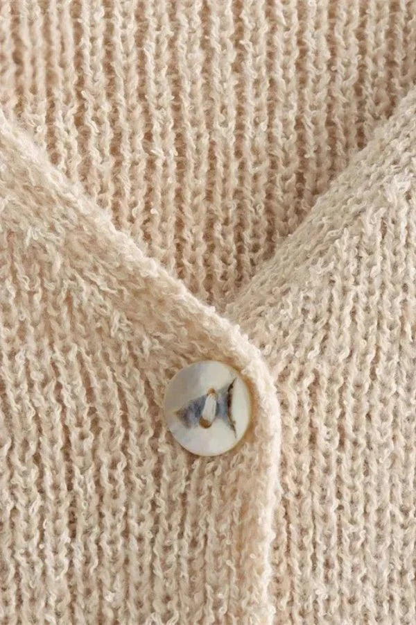 Woman's V neck single-breasted knitted sweater vest