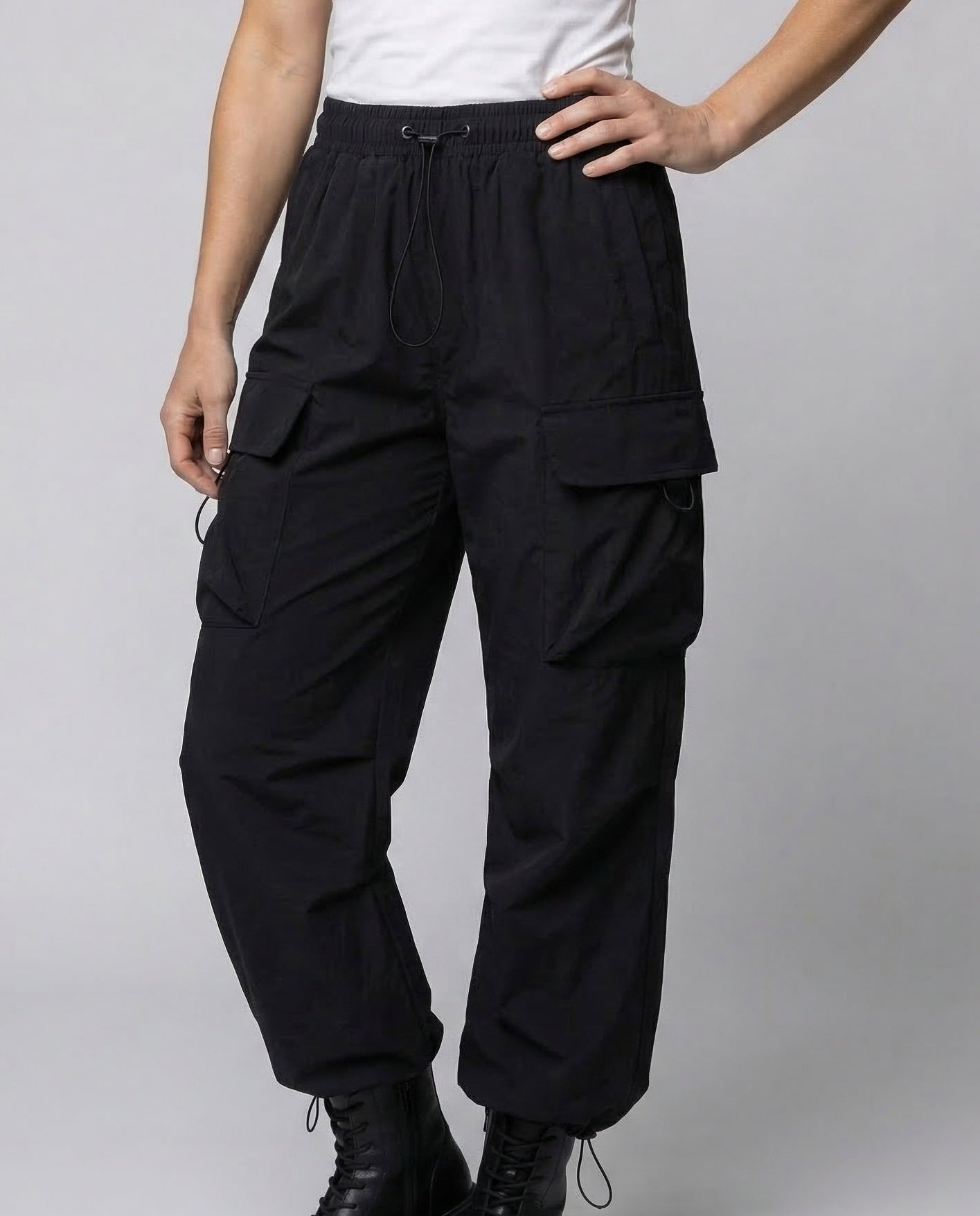 Oversized Cargo Pants for women, detail view.